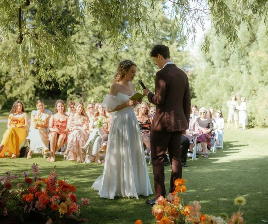 What Should the Mother of the Bride Wear to an Outdoor Spring Wedding