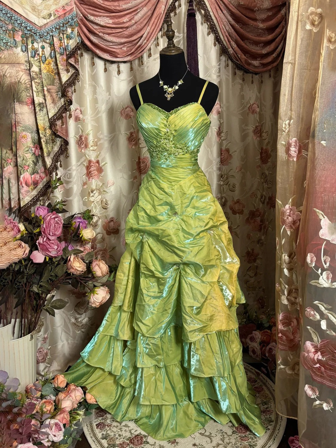 A-Line/Princess Sweetheart Spaghetti Straps Sleeveless Floor-Length Taffeta Prom Dresses with Ruched & Appliques