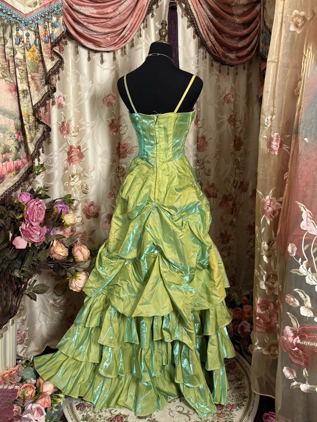 A-Line/Princess Sweetheart Spaghetti Straps Sleeveless Floor-Length Taffeta Prom Dresses with Ruched & Appliques
