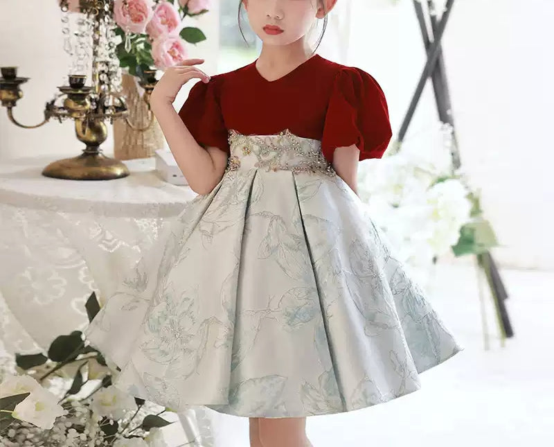 V-Neck Short Sleeves Knee-Length Embroidery Girl Party Dress with Appliques