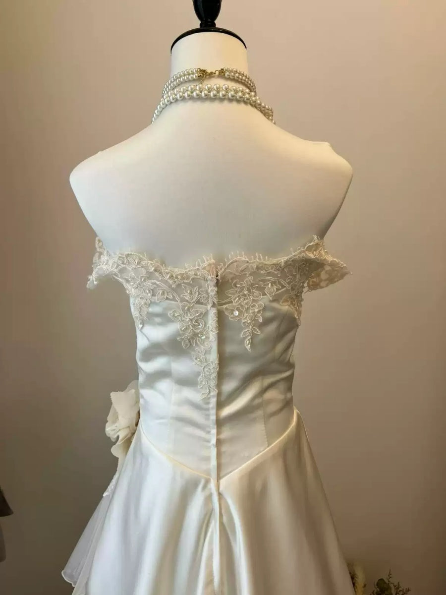 A-line/Princess Off-the-shoulder Ruched Wedding Dresses with Appliques & Pearls & Tulle