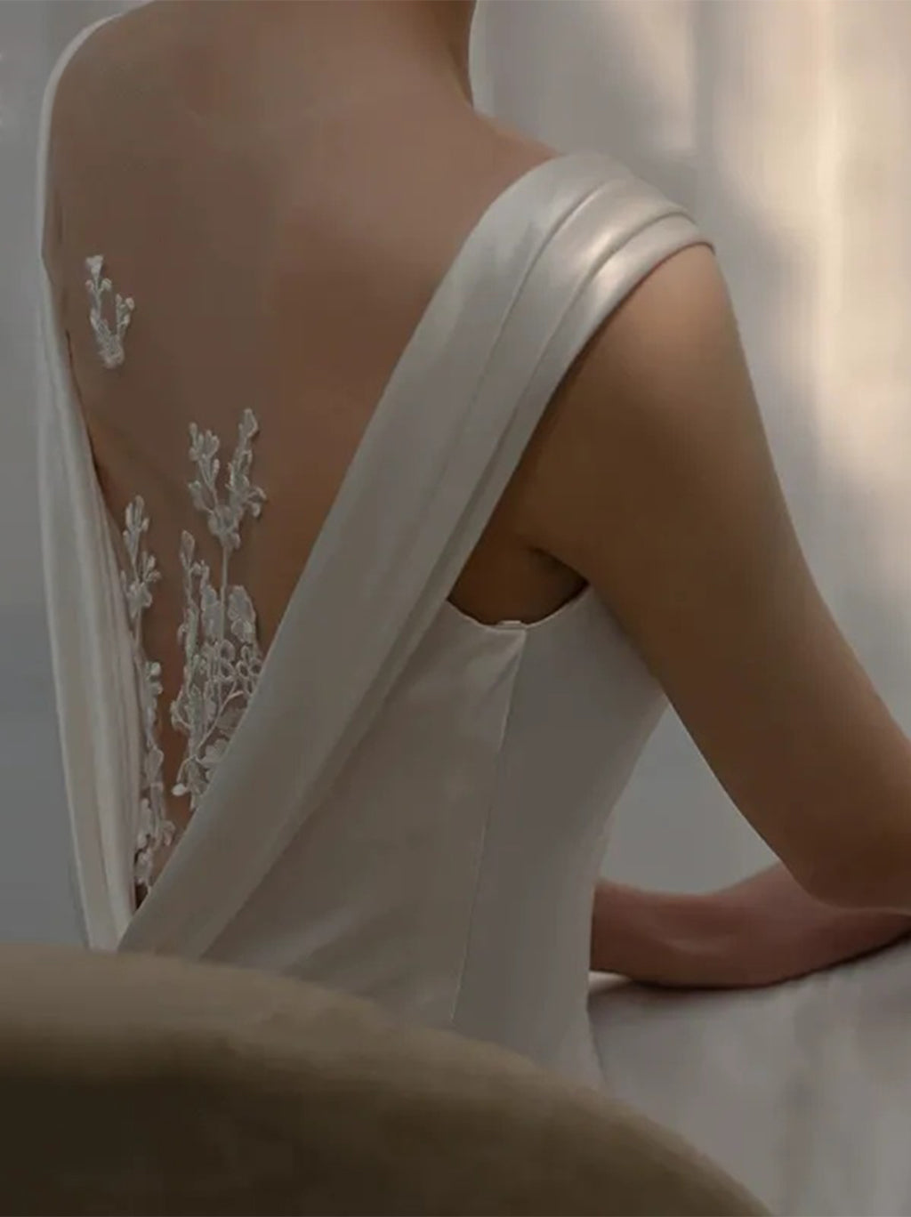 Trumpet/Mermaid Scoop Sleeveless Sweep Train Wedding Dresses with Tulle Appliques