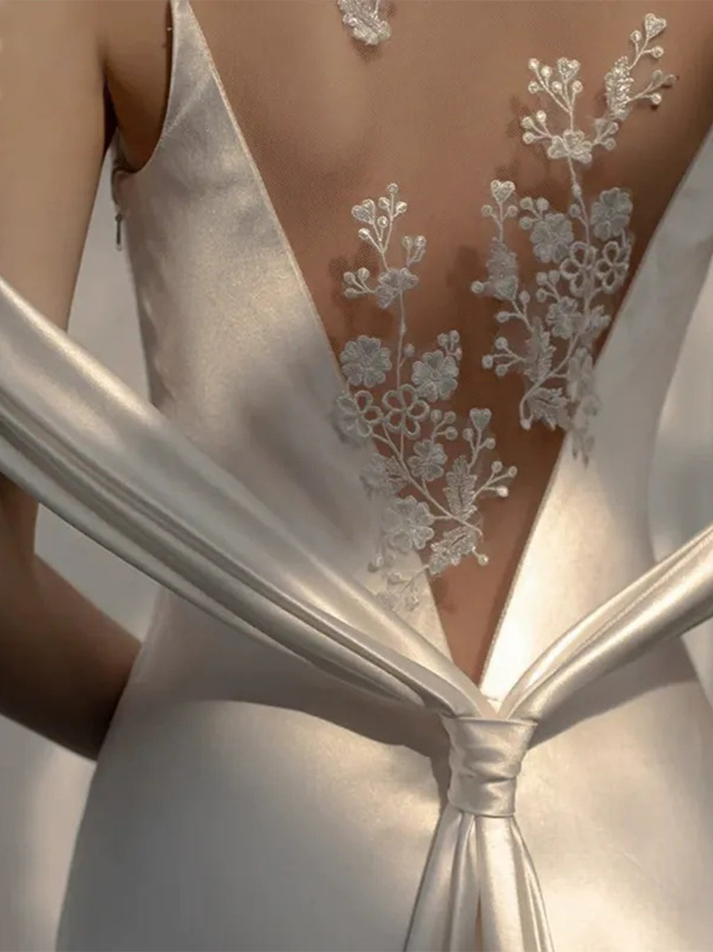 Trumpet/Mermaid Scoop Sleeveless Sweep Train Wedding Dresses with Tulle Appliques