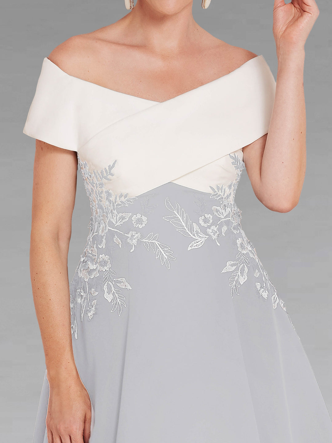 A-Line/Princess V-Neck Tea-Length Mother of the Bride Dresses with Lace Appliques