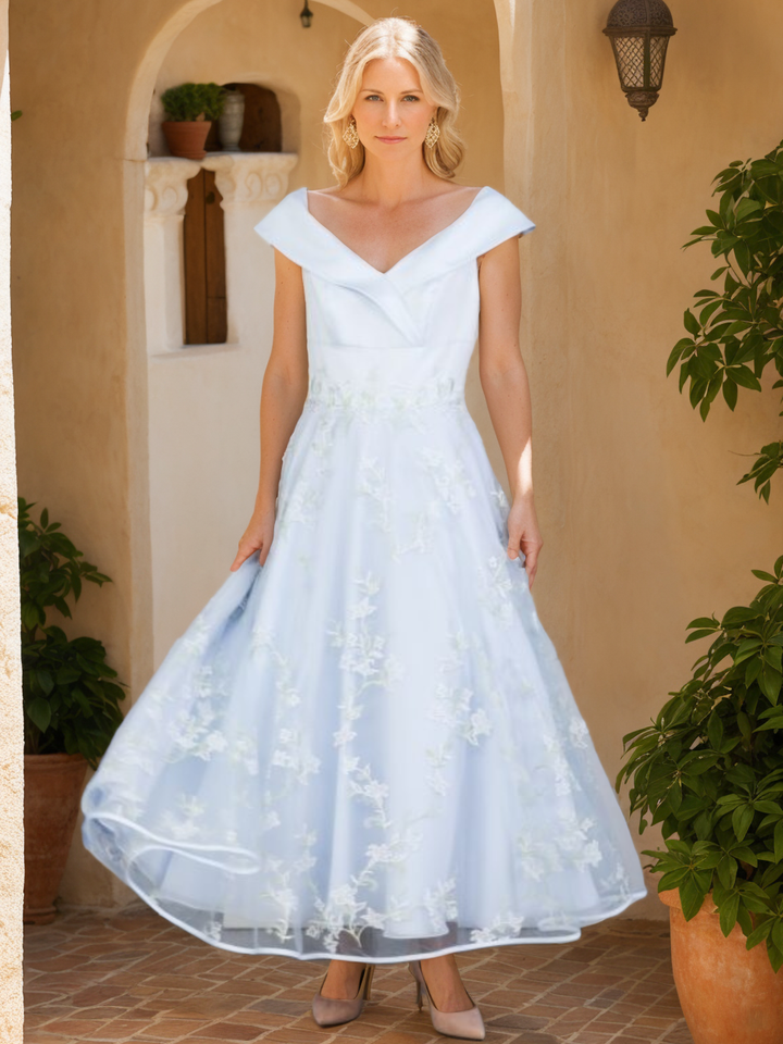 A-Line/Princess Floor-Length Luxurious Mother of the Bride Dresses with Lace Appliques
