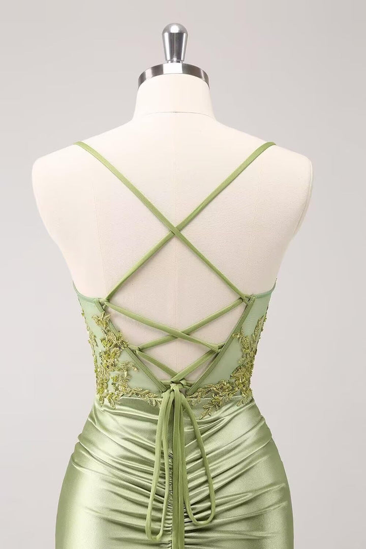 Sheath/Column Spaghetti Straps Sleeveless Ruched Short/Mini Homecoming Dresses with Lace Appliques & Lace-Up